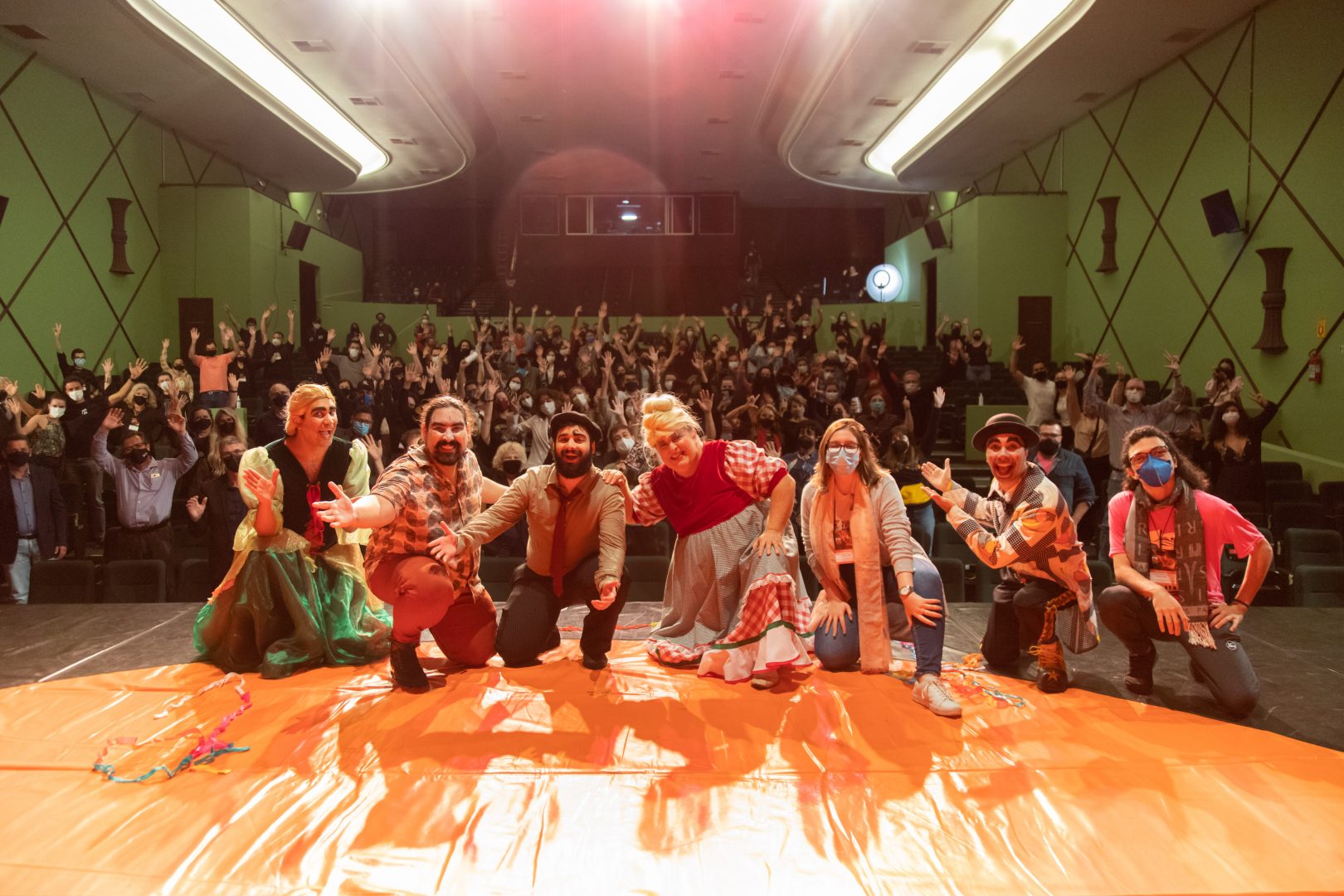 Na Primeira Noite Do Fenata O P Blico Reencontra O Teatro