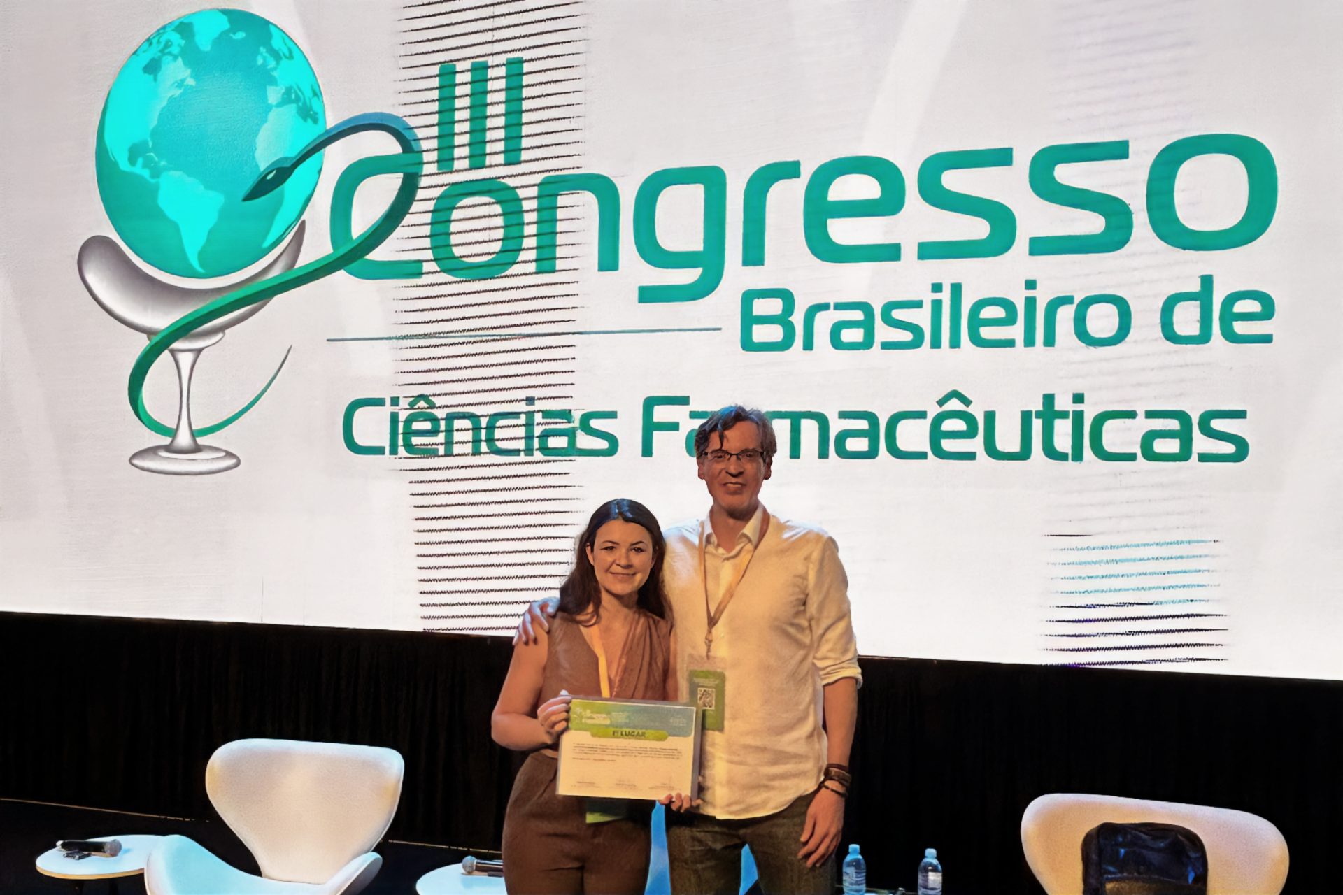 Aluna da UEPG ganha prêmio em Congresso Brasileiro de Ciências Farmacêuticas